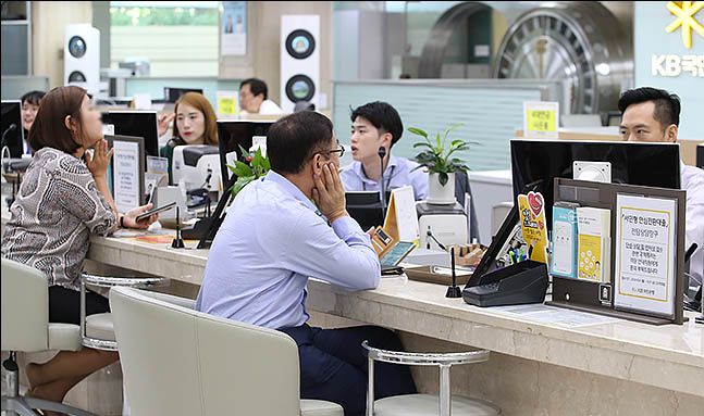 서울 여의도의 한 은행 창구에서 시민들이 상담을 받고 있다.(자료사진) ⓒ데일리안 류영주 기자