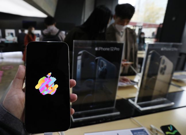 애플 스마트폰 ‘아이폰12 프로맥스’와 ‘아이폰12 미니’가 공식 출시된 지난달 20일 서울 종로구 광화문 KT스퀘어에서 시민들이 아이폰12 프로맥스를 살펴보고 있다.ⓒ데일리안 류영주 기자
