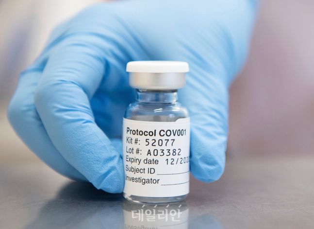 영국 옥스퍼드대와 다국적 제약사 아스트라제네카가 공동개발한 코로나 19 백신 샘플(자료사진) ⓒAP/뉴시스