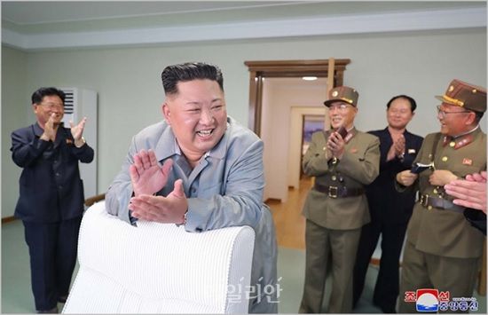 김정은 북한 국무위원장이 단거리 탄도미사일 시험발사를 지도하며 기뻐하고 있는 모습(자료사진) ⓒ조선중앙통신