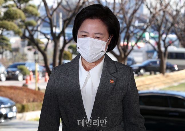 추미애 법무부 장관이 12월 1일 오전 국무회의에 참석하기 위해 서울 종로구 정부서울청사로 들어서고 있다. ⓒ데일리안 류영주 기자