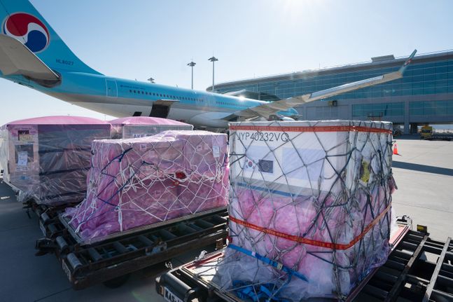 인천발 네덜란드 암스테르담 행 대한항공 여객기에 컨테이너 및 드라이아이스를 포함한 코로나 백신 원료 약 800kg을 탑재하고 있는 모습.ⓒ대한항공
