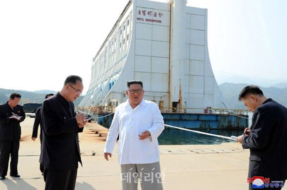 김정은 북한 국무위원장이 금강산관광지구를 현지지도하는 모습(자료사진) ⓒ조선중앙통신