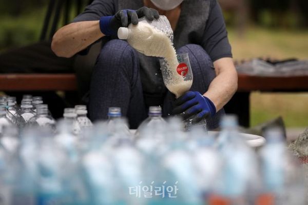 탈북단체 큰샘 회원들이 서울 강남구 일원동 일대에서 북한에 보낼 쌀을 페트병에 담고 있다(자료사진). ⓒ뉴시스