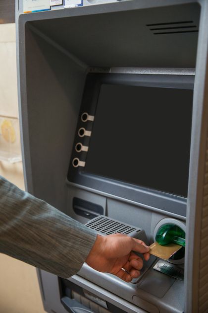 카카오페이가 ATM 현금 출금 수수료 인상을 예고한 데 이어 우리카드도 내달 1일부터 현금서비스 ATM 수수료를 상향 조정할 예정이다. ⓒ게티이미지뱅크