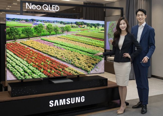 삼성전자 모델들이 경기도 수원 삼성 디지털시티에서 2021년 신제품 '네오(Neo) QLED TV'를 소개하고 있다.ⓒ삼성전자