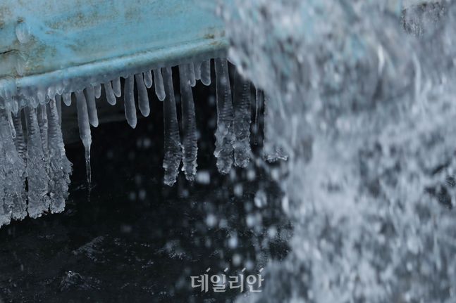 서울 최저 기온 영하 13도로 추운 날씨를 보인 19일 오전 서울 청계천에 고드름이 얼어있다.ⓒ데일리안 류영주 기자
