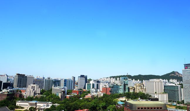 지주사들이 새해 들어 주가 랠리를 펼치고 있는 가운데 소외된 종목들의 반등 시점을 둘러싼 시장의 관심이 모인다. 기업 빌딩들이 밀집한 서울 전경.ⓒ뉴시스