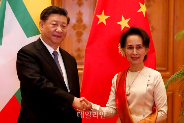 시진핑 중국 국가주석과 아웅산 수치 미얀마 국가고문(자료사진) ⓒAP/뉴시스