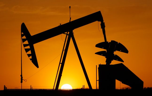 유가와 금속 등 원자재 가격 랠리가 펼쳐지면서 관련 펀드 투자도 투자자들의 주목을 받고 있다. 미국 오클라호마의 원유 생산 시설 모습.ⓒAP/뉴시스