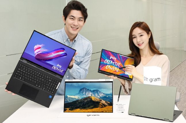 LG전자 모델들이 상황에 따라 노트북과 태블릿 모드 등으로 바꿔 사용할수있는 신제품 'LG그램 360'을 소개하고 있다.ⓒLG전자