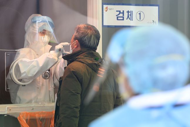 지난달 20일 서울역 광장에 마련된 임시 선별진료소에 의료진이 검체를 하고 있다.(자료사진)ⓒ데일리안 류영주 기자