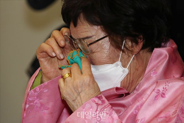 일본군 위안부 피해자 이용수 할머니가 지난달 16일 서울 중구 프레스센터에서 열린 '일본군 위안부 문제 유엔 국제사법재판소(ICJ) 회부 촉구 기자회견'에서 눈물을 흘리고 있다. ⓒ데일리안 홍금표 기자