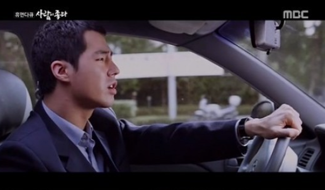 영화 '비열한 거리'에서 병두(조인성 분)가 강진의 노래 '땡벌'을 부르고 있다. ⓒMBC '사람이 좋다' 캡처 화면