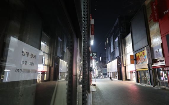 서울 중구 명동에서 폐업 등으로 영업을 하지 않아 대부분 불꺼진 상점 거리가 황량한 모습을 보이고 있다.ⓒ뉴시스