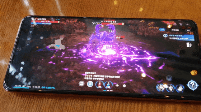 샤오미 스마트폰 ‘홍미노트10 프로’로 위메이드 모바일 MMORPG ‘미르4’를 실행한 모습.ⓒ데일리안 김은경 기자