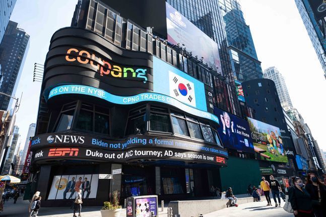 쿠팡이 지난 11일 미국 뉴욕 맨하탄 타임스퀘어에서 뉴욕증권거래소 상장을 기념해 전광판 광고를 진행하고 있다.ⓒ쿠팡