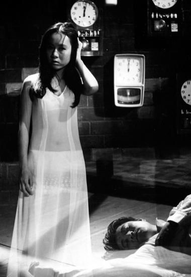 현실인듯 꿈인듯 서 있는 '충녀' 명자. 김기영 감독의 영화에는 시계가 많이 등장, 공포의 밀도를 높인다. ⓒ출처=DAUM 영화정보