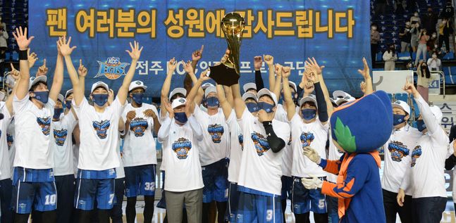 정규시즌 1위를 차지한 전주 KCC. ⓒ 뉴시스