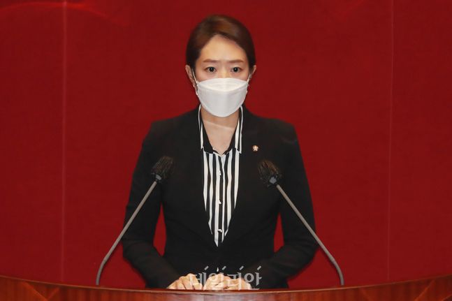 고민정 더불어민주당 의원이 2020년 12월 1일 오후 서울 여의도 국회에서 열린 본회의에서 법률안 제안 설명을 하고 있다.ⓒ데일리안 박항구 기자