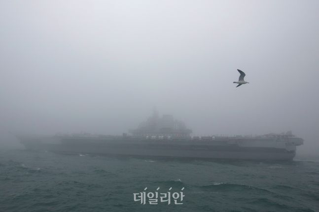 중국 인민해방군 해군의 항공모함 랴오닝호(자료사진) ⓒAP/뉴시스