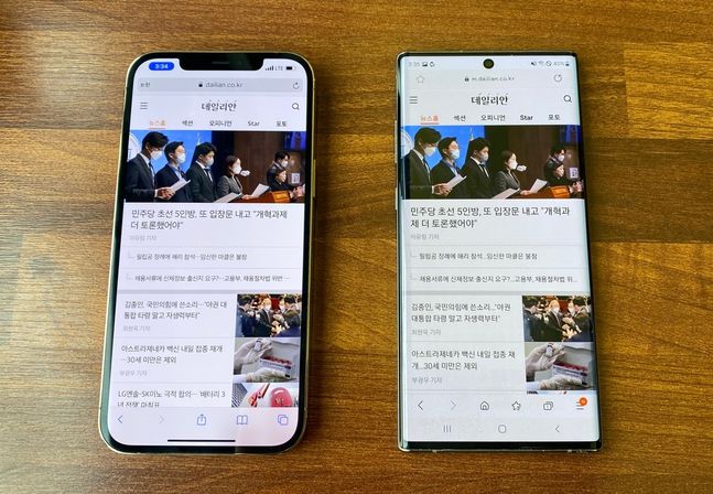 애플 스마트폰 ‘아이폰12 프로맥스’(왼쪽)와 삼성전자 스마트폰 ‘갤럭시노트10+’.ⓒ데일리안 김은경 기자