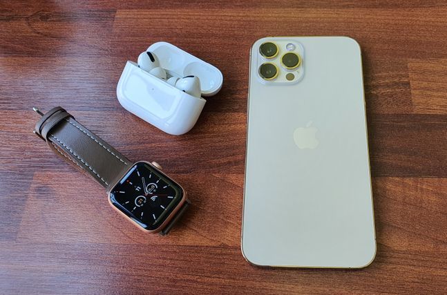 왼쪽 위부터 시계방향으로 애플 무선이어폰 ‘에어팟 프로’, 스마트폰 ‘아이폰12 프로맥스’, 스마트워치 ‘애플워치6’.ⓒ데일리안 김은경 기자