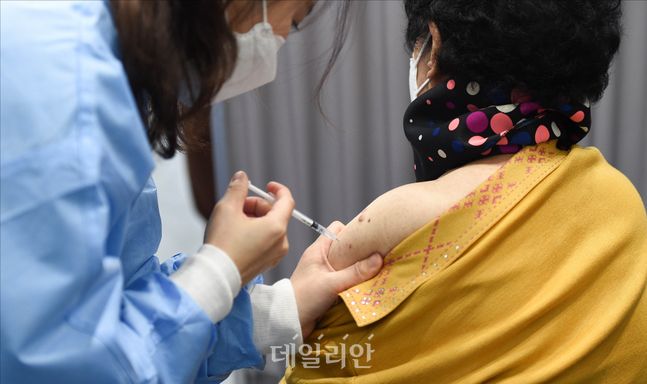 지난 1일 오전 서울 송파구 체육문화회관에 마련된 예방접종센터에서 어르신들이 코로나19 백신 접종을 하고 있다. ⓒ사진공동취재단