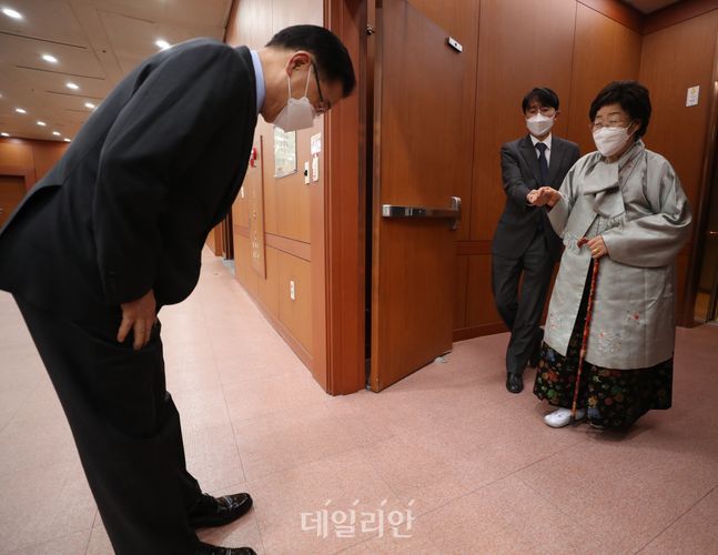 정의용 외교부 장관이 서울시 종로구 외교부를 방문한 일본군 위안부 피해자인 이용수 할머니를 엘리베이터 앞에까지 나와 맞이하며 인사하고 있다(자료사진). ⓒ데일리안 류영주 기자