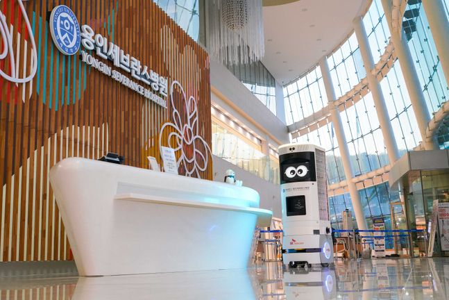 SK텔레콤이 19일 용인세브란스병원과 손잡고 5G 복합방역로봇 솔루션을 세계최초로 상용화했다. 사진은 해당 로봇이 자율주행 모드로 병원에서 이동중인 모습.ⓒSK텔레콤