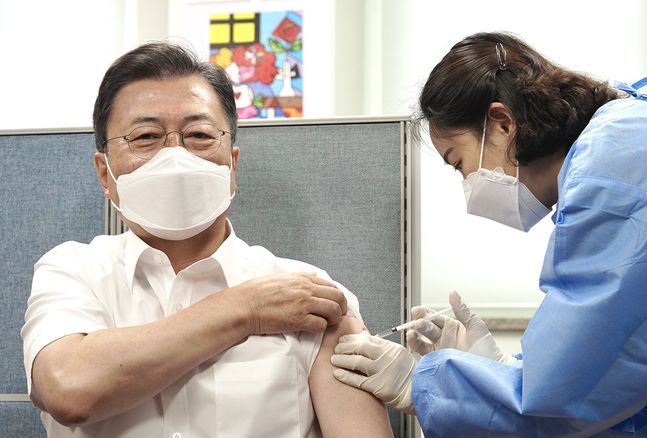 문재인 대통령이 30일 오전 서울 종로구 종로보건소에서 코로나19 백신 2차 예방접종을 하고 있다. ⓒ청와대