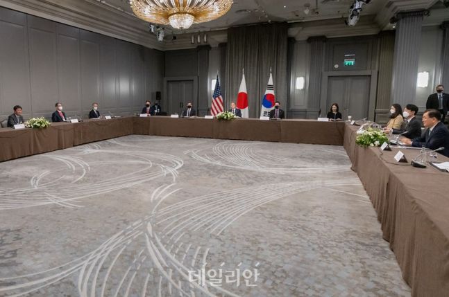 G7(주요 7개국) 외교·개발장관회의 참석차 영국을 방문 중인 정의용 외교부 장관과 토니 블링컨 미 국무부 장관, 모테기 도시미쓰 일본 외무상이 5일(현지시각) 한미일 외교장관 회의를 갖고 있다. ⓒ블링컨 트위터