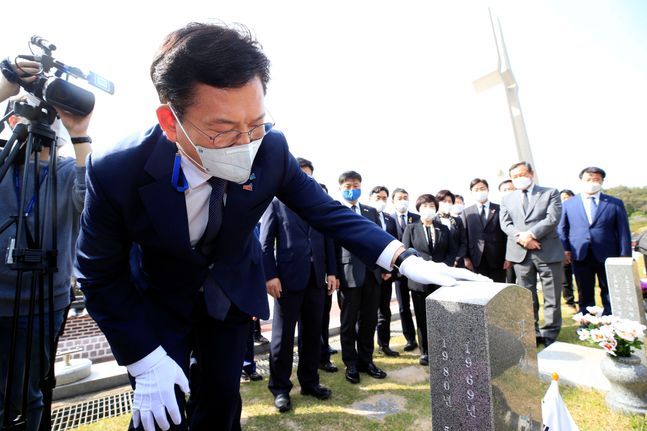 송영길 더불어민주당 대표를 비롯한 지도부가 7일 오전 광주 북구 국립5.18민주묘지에서 참배를 마친 후 전영진 열사의 묘를 찾아 묵념하고 있다. ⓒ데일리안 류영주 기자