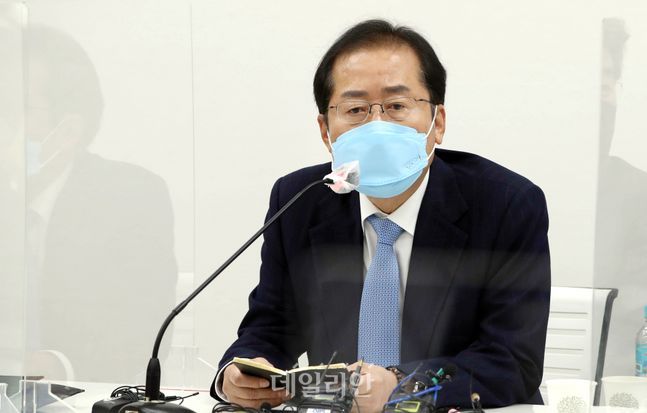 무소속 홍준표 의원이 지난 3월 18일 서울 용강동 마포포럼에서 열린 제26차 '더좋은 세상으로' 세미나에 참석해 발언하고 있다.ⓒ국회사진취재단