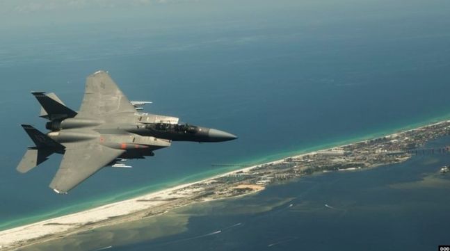 미국 플로리다주 에글린 공군기지에서 전술핵무기 B-61 탄두를 장착한 F-15 전투기 비행훈련을 실시하고 있는 모습.ⓒ데일리안 DB