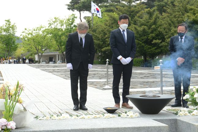 이재명 경기도지사가 6일 오후 경남 김해시 진영읍 봉하마을을 찾아 고 노무현 전 대통령 묘역에 분향한 후 묵념을 하고 있다.ⓒ뉴시스