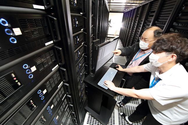 KT IDC 관리 인력들이 서울 구로구 ‘KT IDC 남구로’에서 서버 상태를 점검하고 있다.ⓒKT