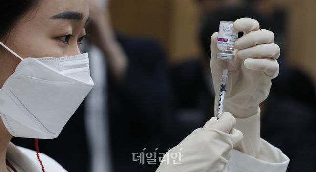3일 오전 서울 용산구보건소에서 한 의료인이 아스트라제네카 코로나19 백신을 소분하고 있다. ⓒ데일리안 류영주 기자