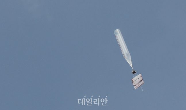 대북전단이 날아가는 모습(자료사진) ⓒ자유북한운동연합/뉴시스