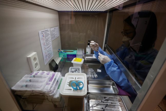 지난 3일 오전 서울 용산구 예방접종센터에서 의료진이 백신 분주작업을 하고 있다.ⓒ데일리안 류영주 기자