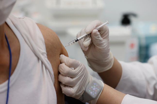서울 용산구 예방접종센터에서 한 어르신이 코로나19 백신을 접종하고 있다.ⓒ데일리안 류영주 기자