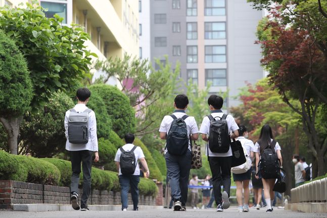 경기도 과천고등학교에서 학생들이 등교를 하고 있다. ⓒ데일리안 류영주 기자
