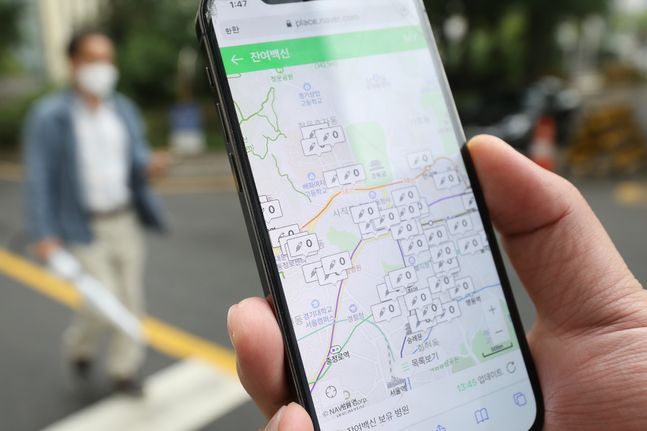 지난달 27일 오후 서울 종로구에서 한 시민이 휴대폰으로 '잔여백신'을 검색해 확인하고 있다. ⓒ데일리안 류영주 기자