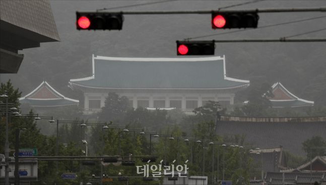 서울 광화문 세종대로에서 바라본 청와대 위로 적색 신호등이 들어와 있다. ⓒ데일리안 홍금표 기자