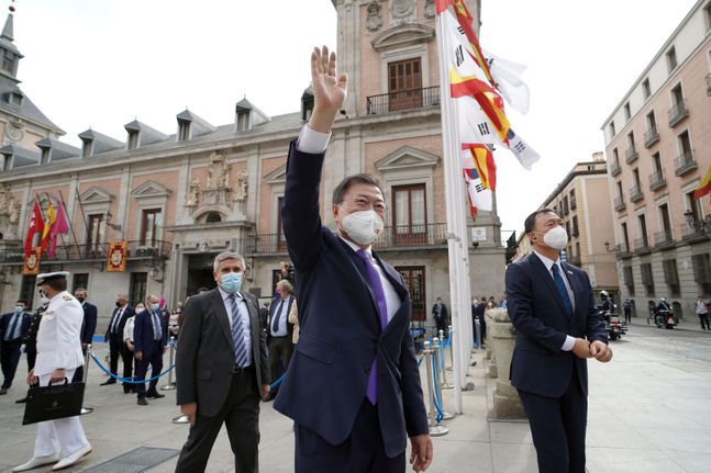 스페인을 국빈 방문 중인 문재인 대통령이 15일(현지시간) 스페인 마드리드 시청을 방문 후 교민들을 향해 인사를 하고 있다. ⓒ뉴시스