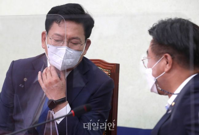 송영길(왼쪽) 더불어민주당 대표가 18일 오전 서울 여의도 국회에서 열린 최고위원회의 참석해 윤호중 원내대표와 대화하며 심각한 표정을 보이고 있다. ⓒ데일리안 박항구 기자