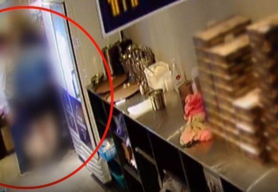 경기도 내 민주당 지역위원장 이모씨가 지난 9일 한 치킨집에서 여성 종업원을 성추행 하는 장면이CCTV에 포착됐다. ⓒTV조선 화면 캡처