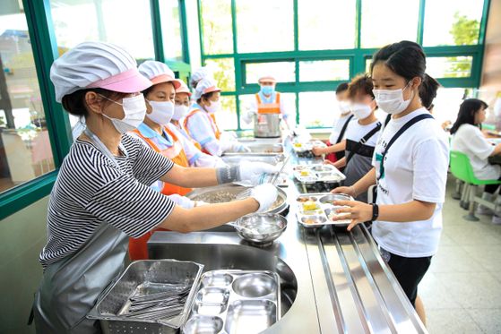 서울 성동구 사근초등학교 급식실에서 학생들에게 수저를 나눠주고 있다.ⓒ뉴시스