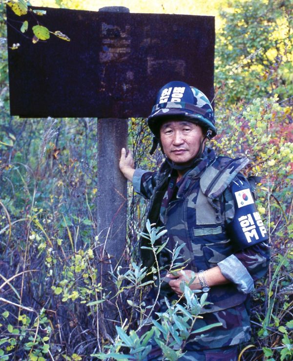 ‘군사분계선 표지판 앞에서 감동의 사진 한 장’ 최병관 작가 ⓒ최병관