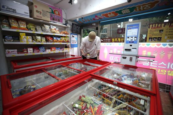 서울 시내의 한 무인 아이스크림 가게에서 고객이 아이스크림을 구매하고 있다.ⓒ뉴시스